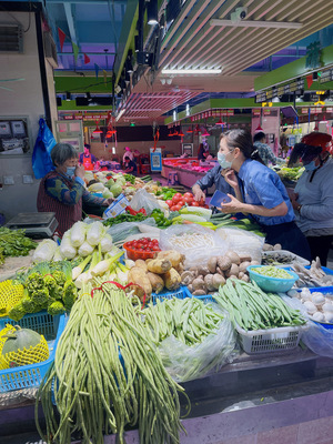进了菜场不买菜,他们只为了…